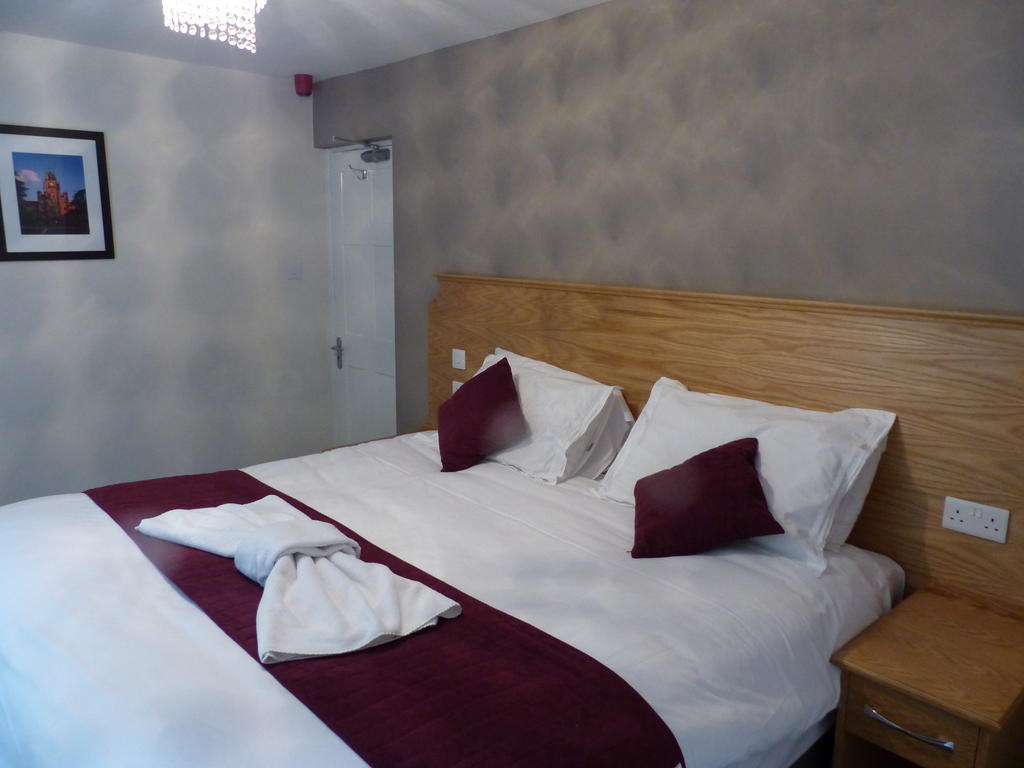 Englefield Green The Sun Inn الغرفة الصورة