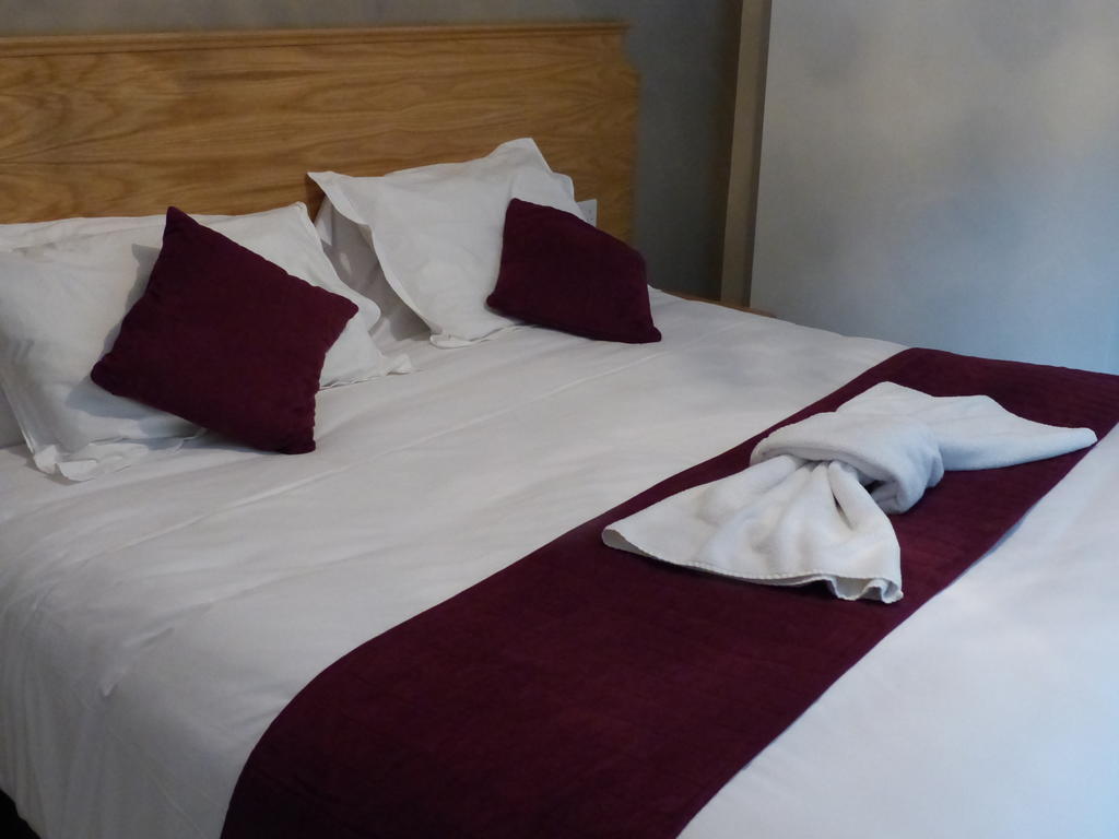 Englefield Green The Sun Inn الغرفة الصورة