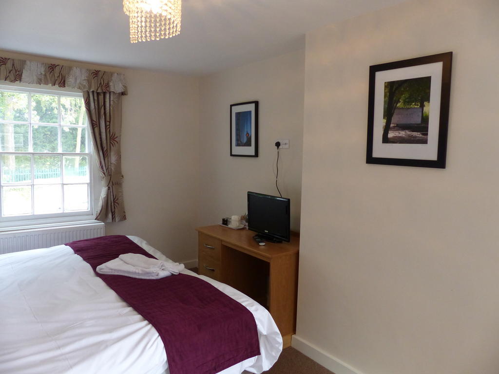 Englefield Green The Sun Inn الغرفة الصورة