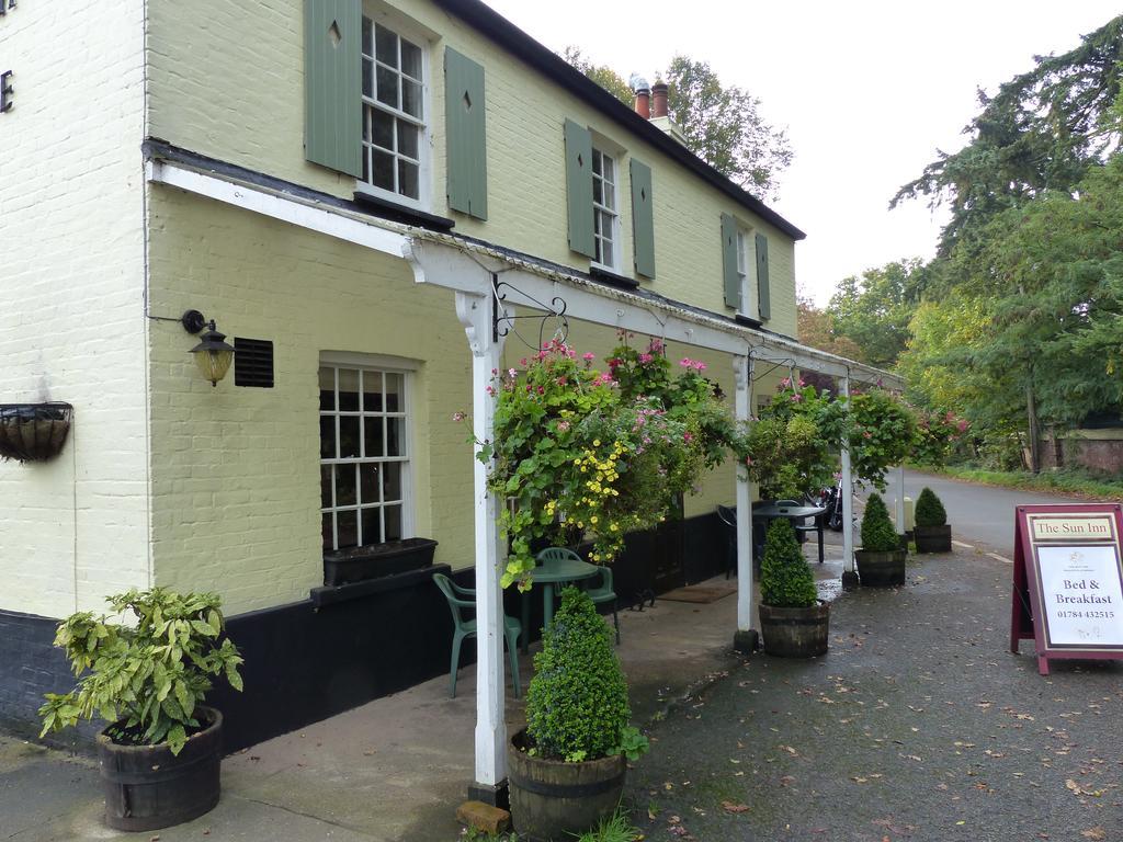 Englefield Green The Sun Inn الغرفة الصورة