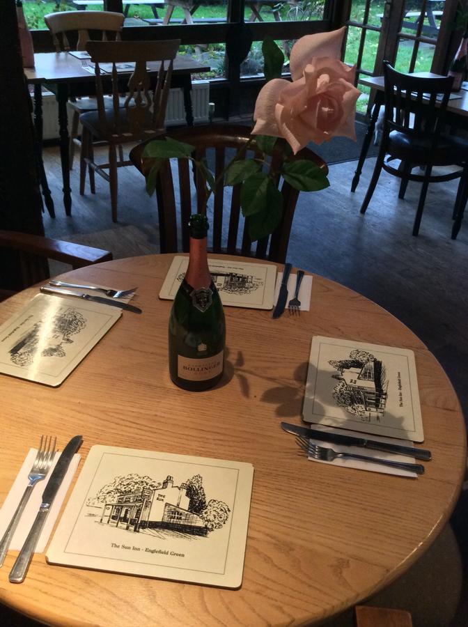 Englefield Green The Sun Inn المظهر الخارجي الصورة